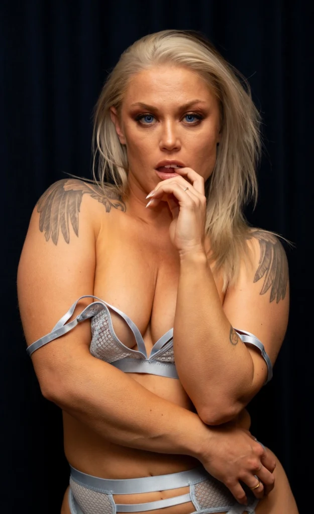 Free Naked Pics of Ash Hollywood